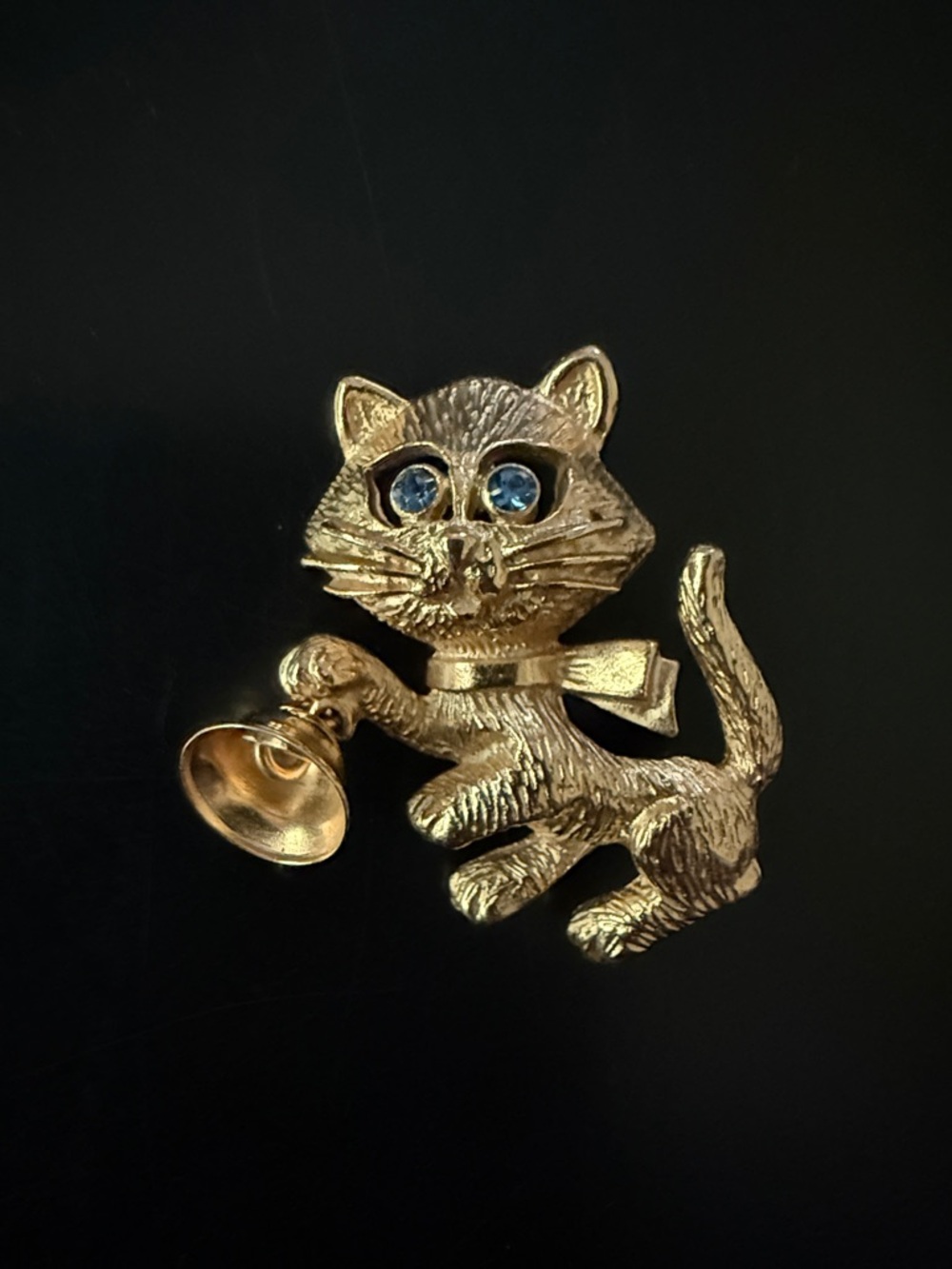 Vintage 70’s AVON Frisky Kitty Cat with Bell Blue Eyes Brooch Gold